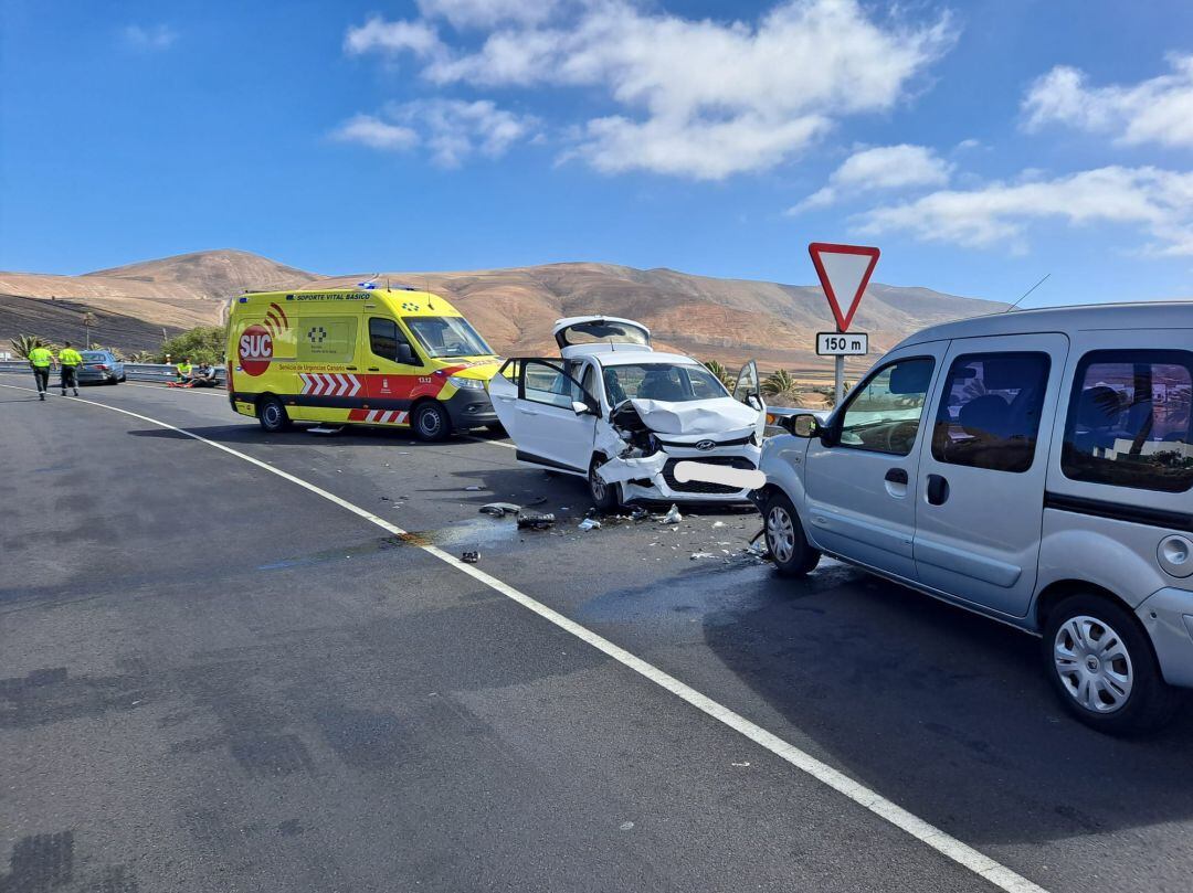 Una ambulancia junto a uno de los vehículos accidentados.