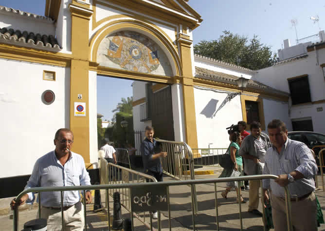 Operarios colocan vallas en la plaza frente a la puerta del Palacio de Las Dueñas en Sevilla, donde este miércoles se celebrará el enlace entre Cayetana Fitz-James Stuart, Duquesa de Alba y Alfonso Díez