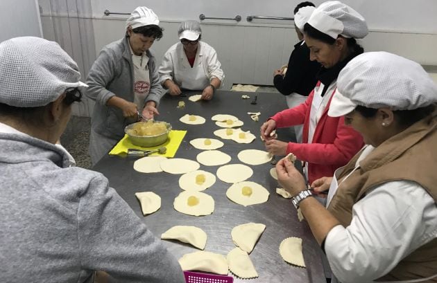 Hasta 14 trabajadores, en su mayoría mujeres, elaboran Los Agapitos en Moral de Calatrava (Ciudad Real)