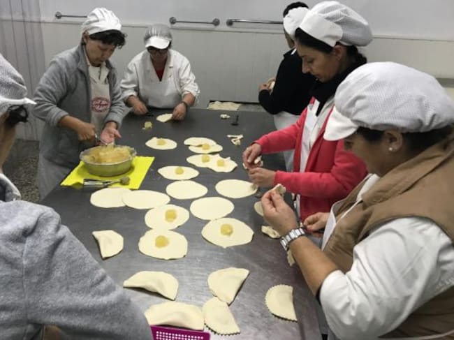 Hasta 14 trabajadores, en su mayoría mujeres, elaboran Los Agapitos en Moral de Calatrava (Ciudad Real)