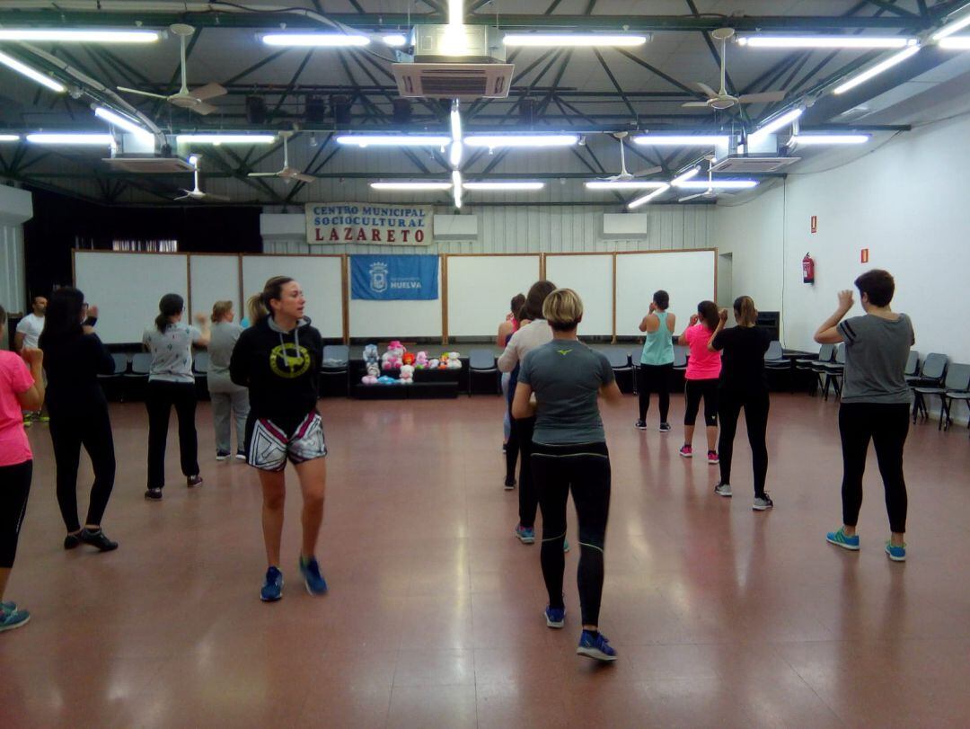 Yohanna Alonso en la clase de defensa personal en el Lazareto (Huelva).