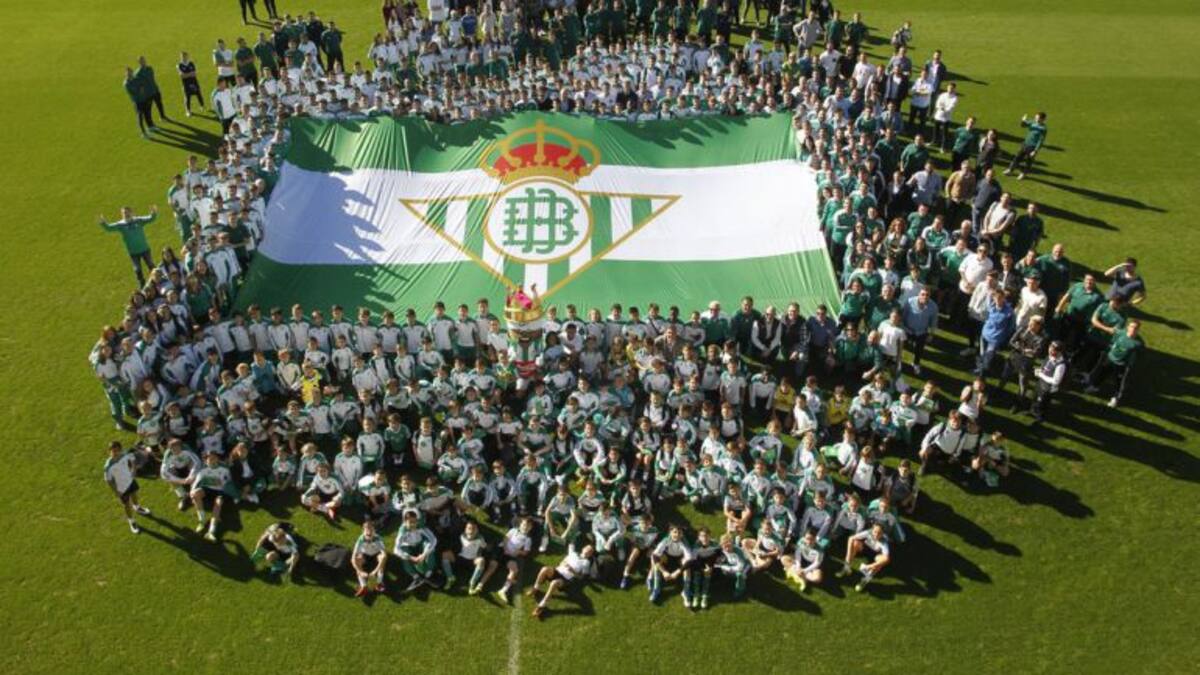 Convivencia de los jugadores del Betis con los niños y niñas de la cantera
