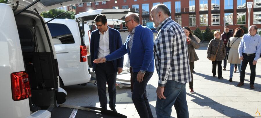 El presidente de la Diputación de Ciudad Real, José Manuel Caballero, junto con taxis adaptados. Fuente: Diputación de Ciudad Real