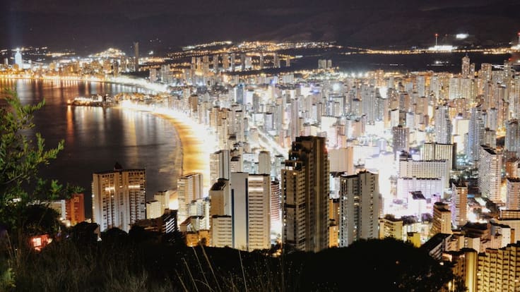 La Columna de Carlos Arcaya | «Demonizar el "sector del ladrillo" y el "turismo de sol y playa"» | 29/04/2020