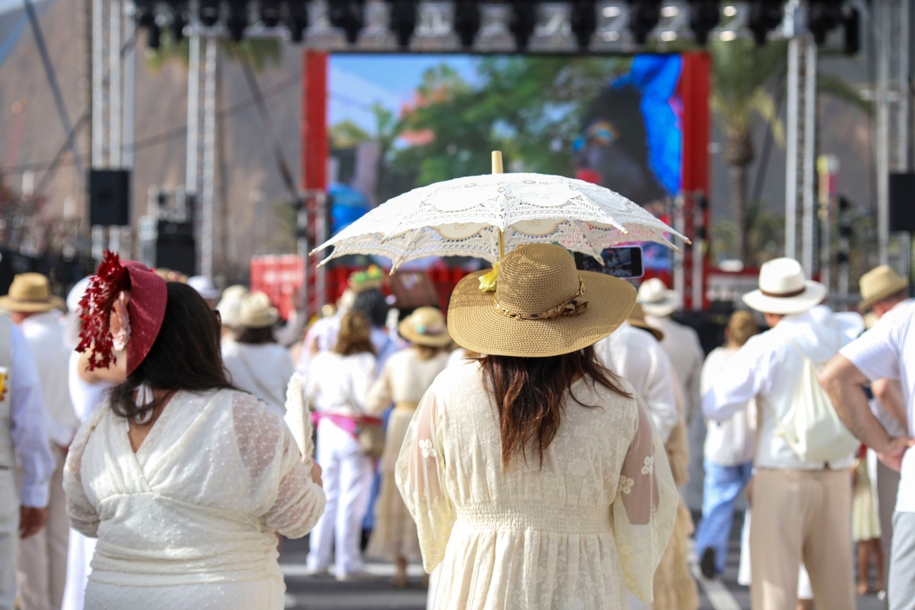 SANTA CRUZ DE TENERIFE, 16/02/2026.- Los Indianos de Santa Cruz de La Palma han celebrado este lunes una de sus ediciones más multitudinarias e internacionales, con más de 70.000 asistentes entre residentes y visitantes, según los datos del Ayuntamiento capitalino. En una jornada en la que la ciudad triplica su población habitual, la afluencia de turistas extranjeros se ha visto reforzada por la escala de dos cruceros transatlánticos en el puerto palmero, el Mein Schiff Relax (3.984 pasajeros y 1.100 tripulantes) y el Spirit of Discovery (999 pasajeros y 540 tripulantes), cuyos viajeros se sumaron a la marea blanca que tomó las calles desde primeras horas. EFE/ Luis G Morera