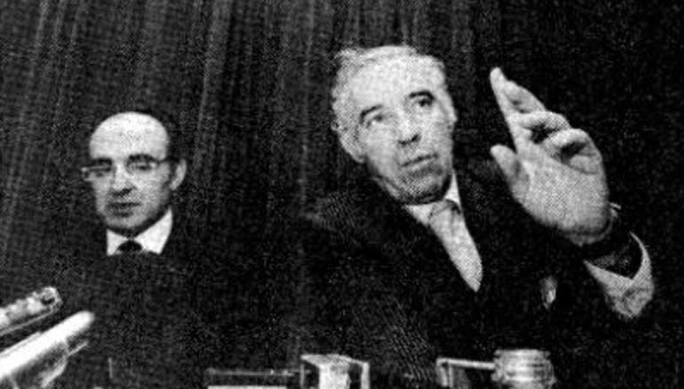 El doctor José Pozuelo (iz.) y Luis Aragones.