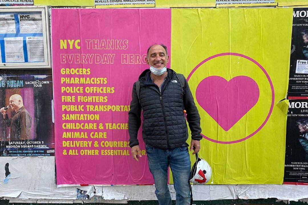 Ramón posa con su mascarilla en las calles de Nueva York