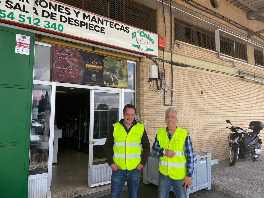 Javier Domínguez, a la izquierda, junto a uno de sus colaboradores