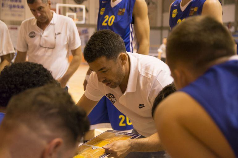 Gonzalo García, entrenador del COB, en un tiempo muerto con sus jugadores