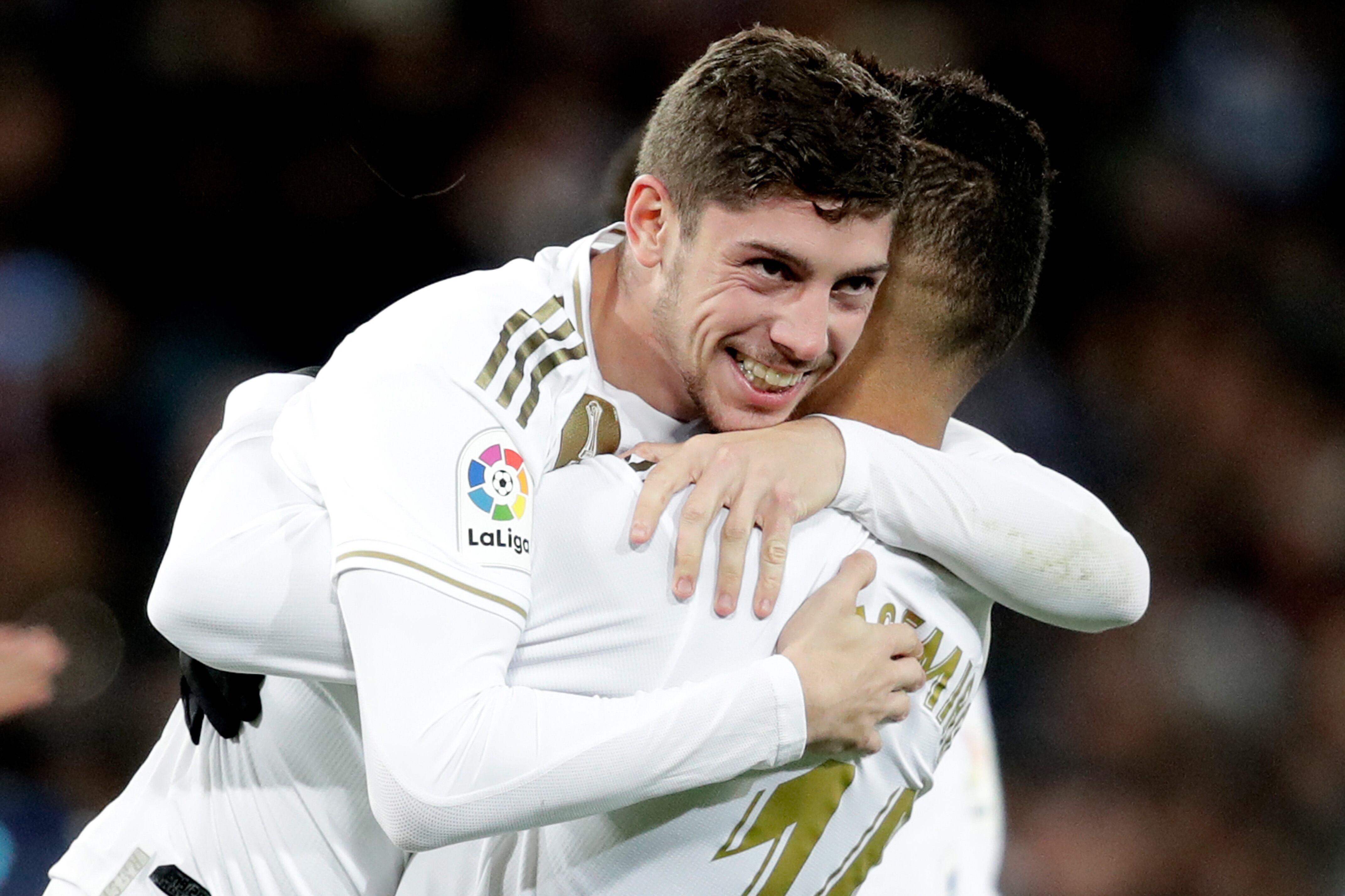 Fede Valverde y Casemiro, fundidos en un abrazo durante un Real Madrid - Real Sociedad.