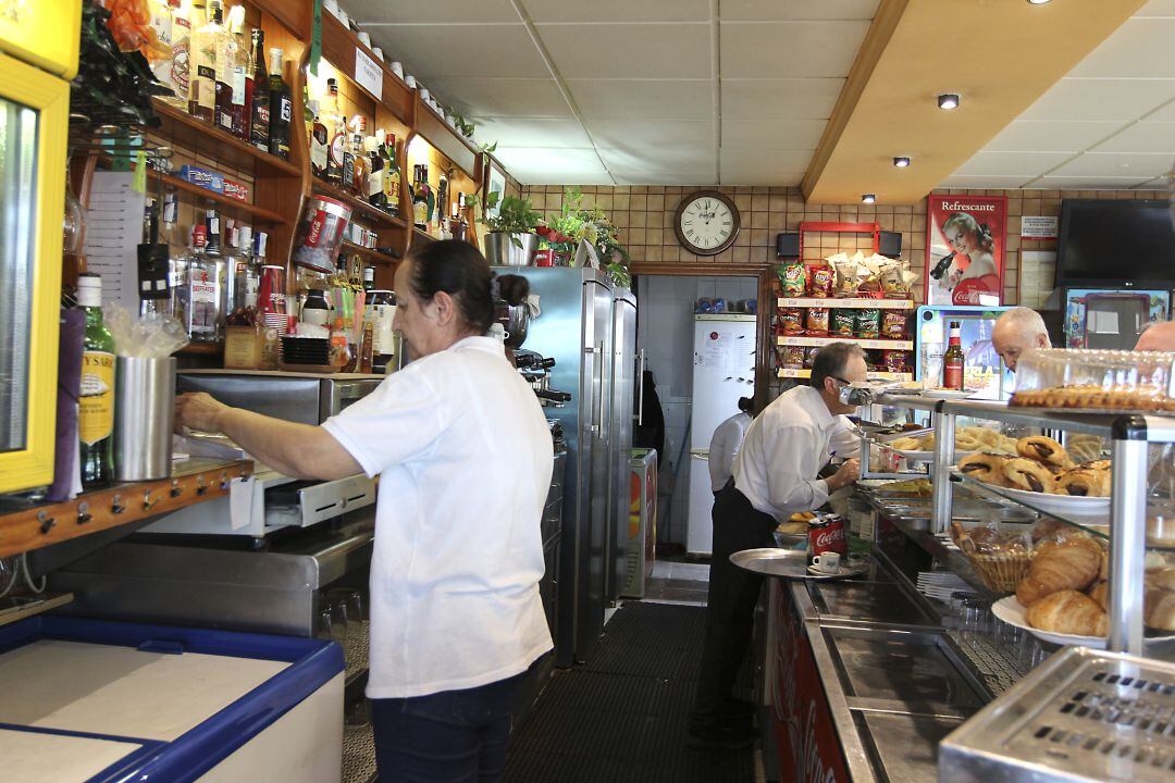 Trabajadores en un bar. Imagen de archivo