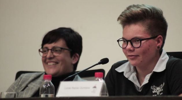 Lucas (izquierda) durante las jornadas, junto a su madre Juana (derecha).