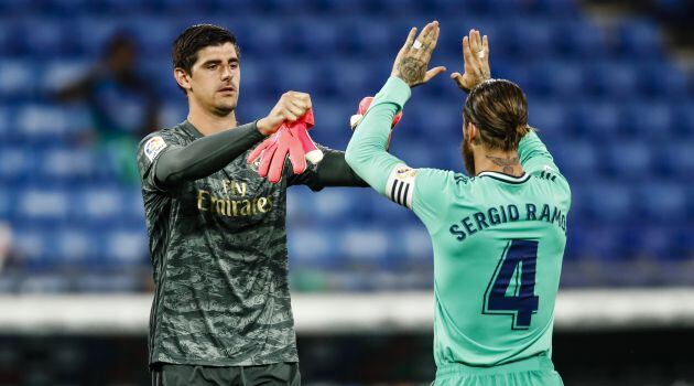 Courtois y Ramos se felicitan tras un partido