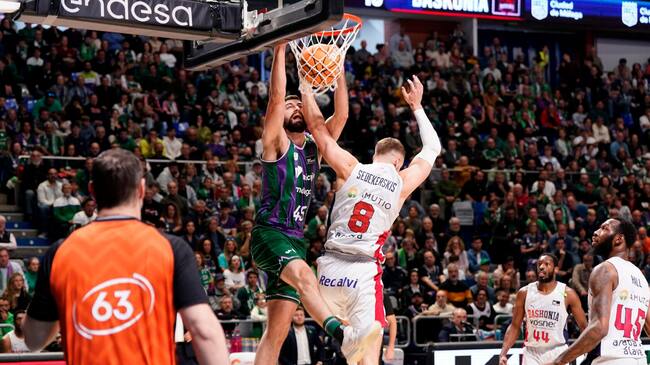 Una jugada del pívot David Kravish en el partido entre el Unicaja y el Baskonia