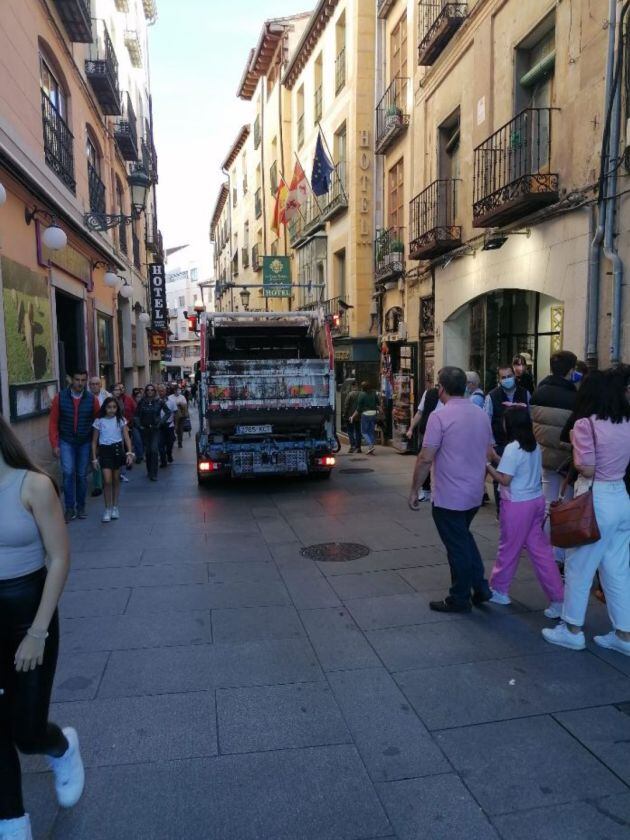 Camión de la basura en la Calle Real