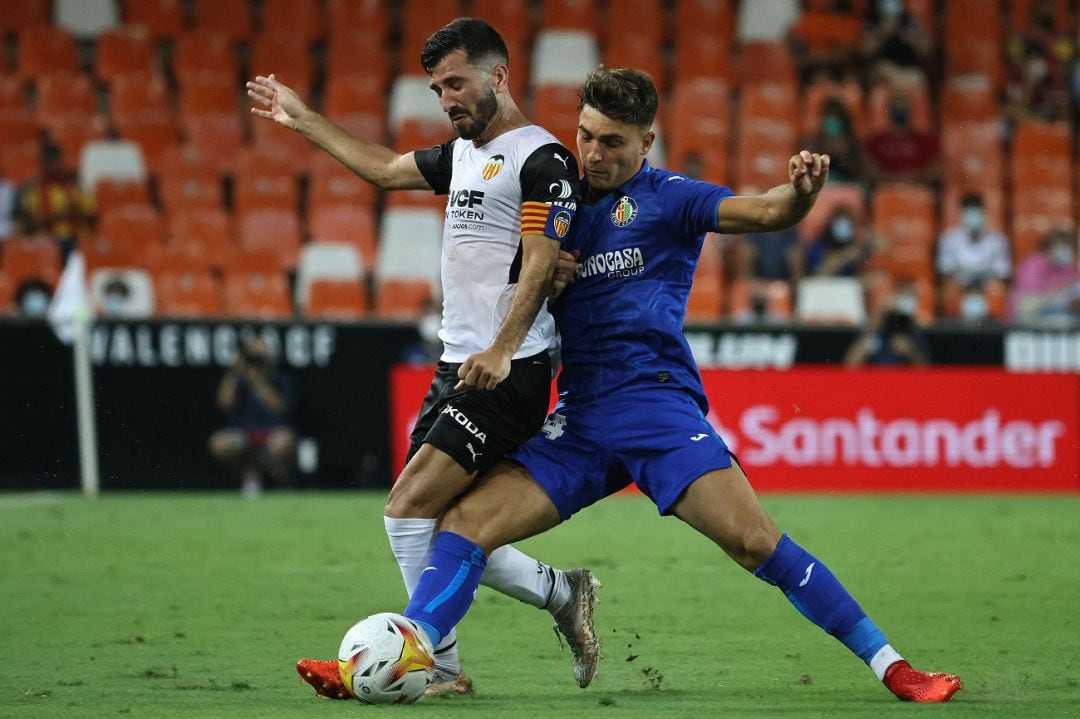 Hugo Duro y Gayá disputan un balón en Mestalla