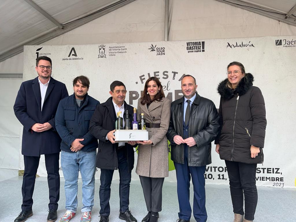 Presentación de la Fiesta del Primer Aceite de Jaén en Vitoria con Francisco Reyes, presidente de la Diputación de Jáen y la  alcaldesa de Vitoria-Gasteiz, Maider Etxebarria, en el centro, acompañados del delegado territorial de Turismo, Cultura y Deporte del Gobierno andaluz en Jaén, José Ayala, y el presidente de la asociación de empresarios turísticos TurJaén, Carlos Guirao.