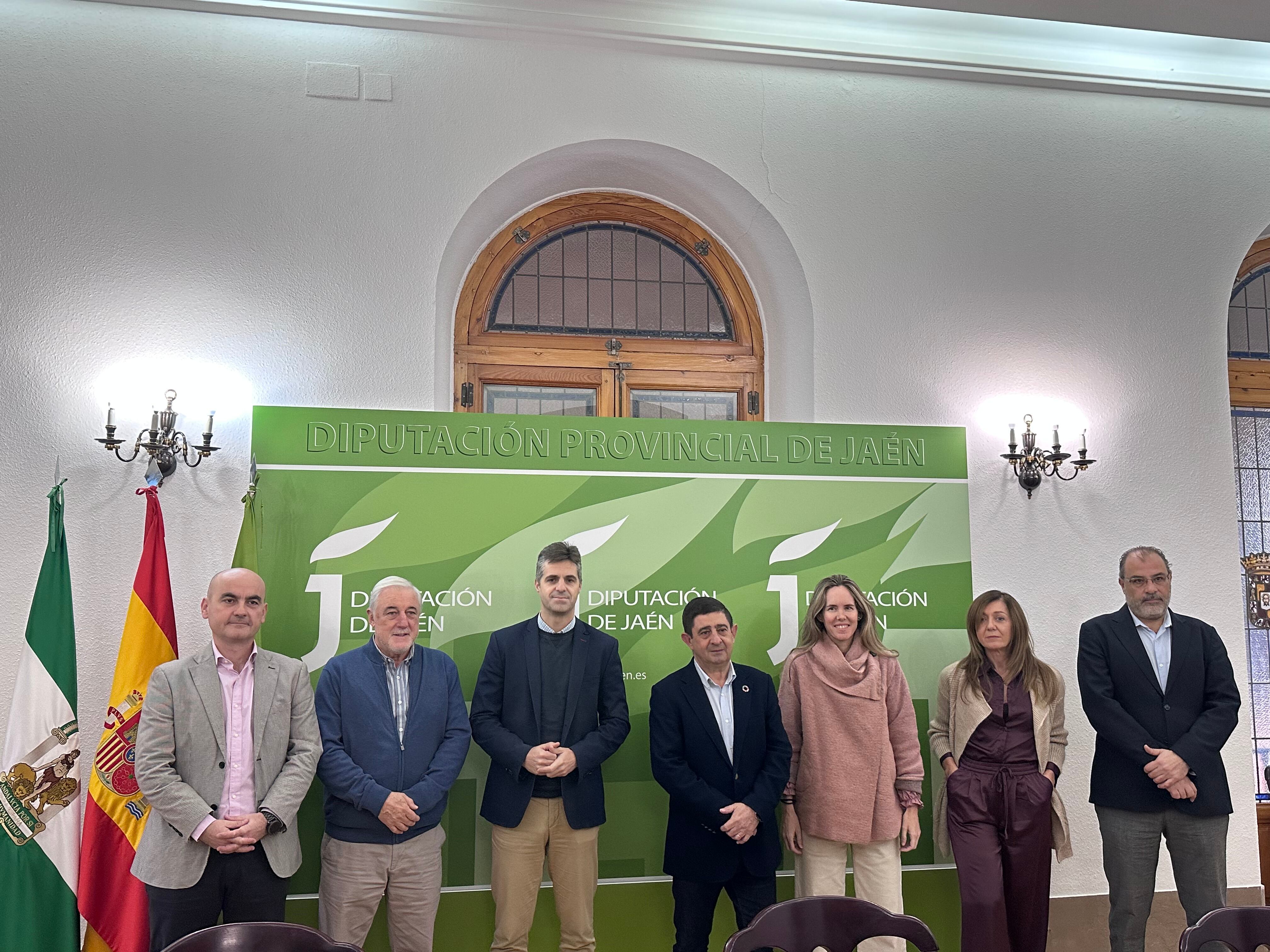 El presidente de la Diputación de Jaén, Francisco Reyes, hace entrega de incentivos a los centros tecnológicos jiennenses, en el marco del Plan de Empleo y Empresa de la Administración provincial.