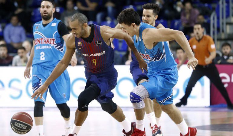 El alero húngaro del FC Barcelona Adam Hanga (i), avanza con el balón perseguido por el escolta mexicano del Montakit Fuenlabrada Francisco Cruz, durante el partido de la vigésima cuarta jornada de Liga ACB disputado en el Palau Blaugrana de Barcelona.