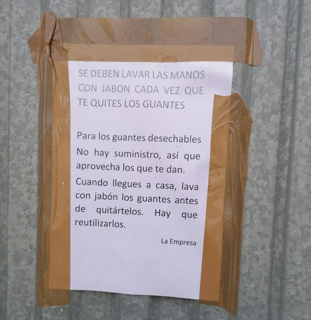 Cartel colgado en una empresa de pizarra de Valdeorras