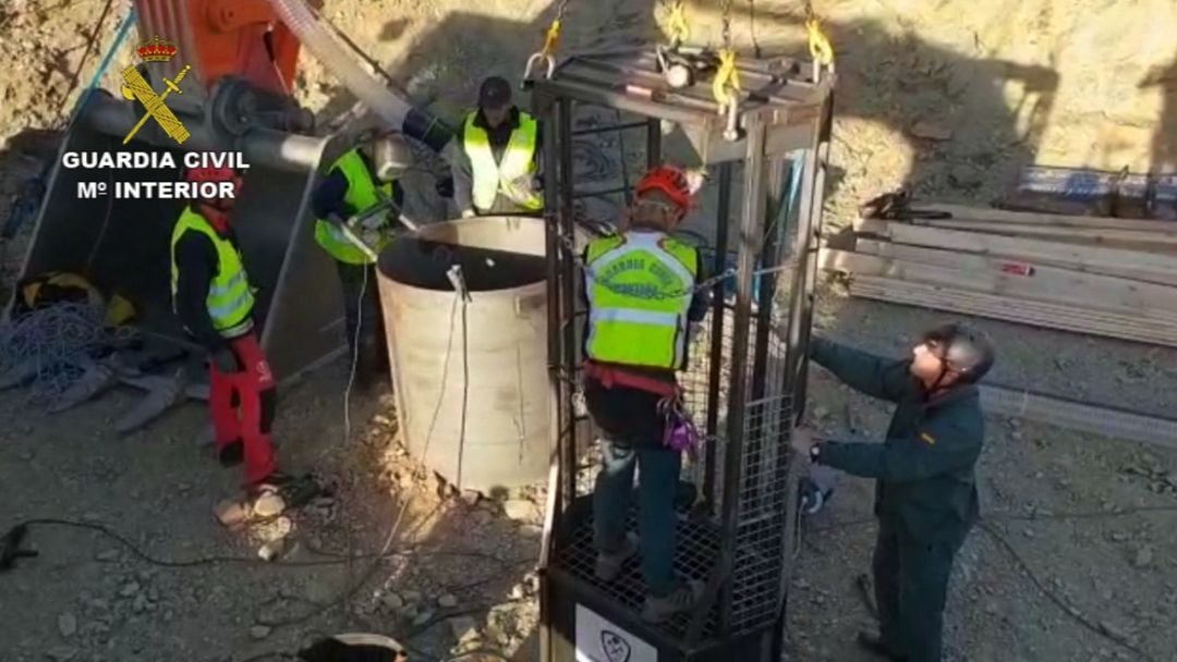 Los equipos de rescate se preparan para el descenso del pozo en Totalán, Málaga