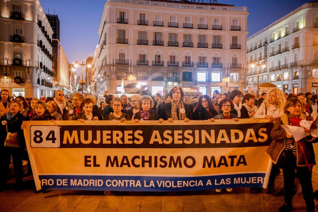 Manifestación en recuerdo a las mujeres víctimas de violencia de género en la Puerta del Sol, Madrid (España), a 25 de octubre de 2019.