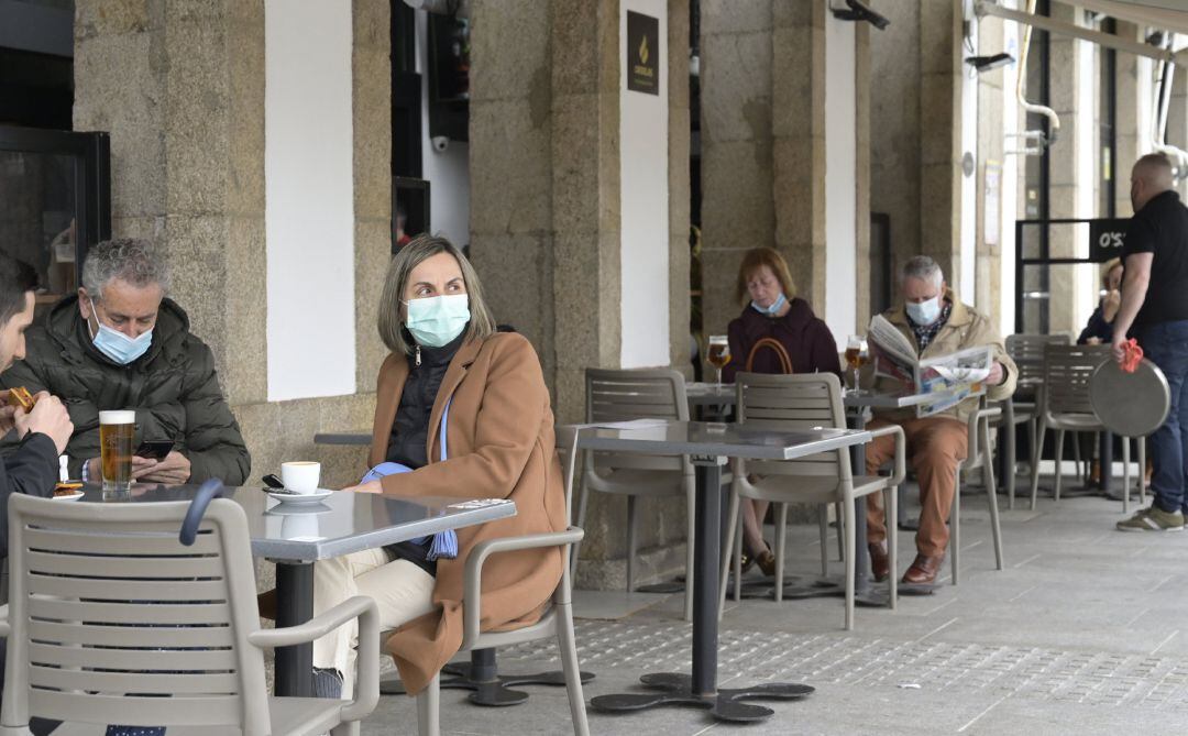Varias personas en la terraza de un restaurante, en A Coruña, Galicia (España), a 19 de marzo de 2021.