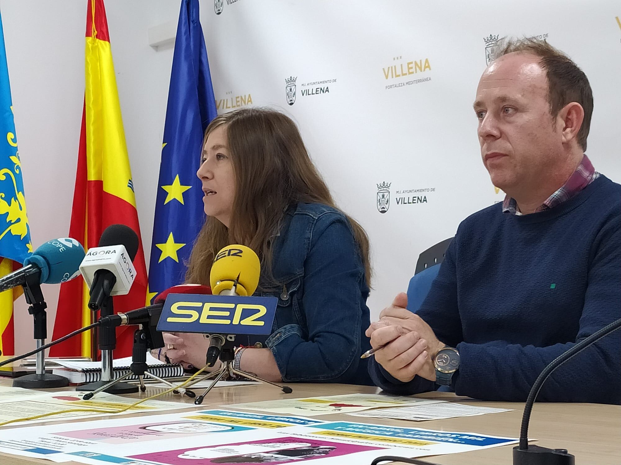 Eva García, concejala de bibliotecas, y Paco García Cebrian, director de las Bibliotecas Públicas de Villena