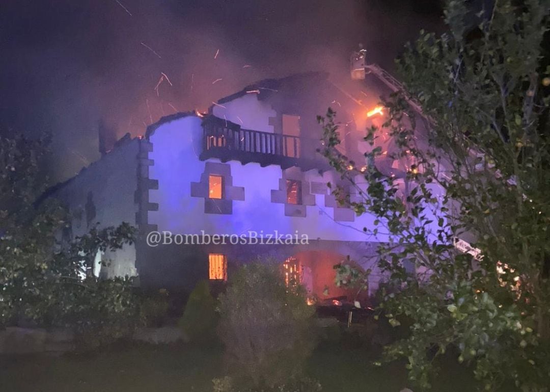 La persona que se encontraba en ese momento en el interior de la vivienda ha logrado salir sin resultar herida, si bien el caserío ha sufrido importantes daños.