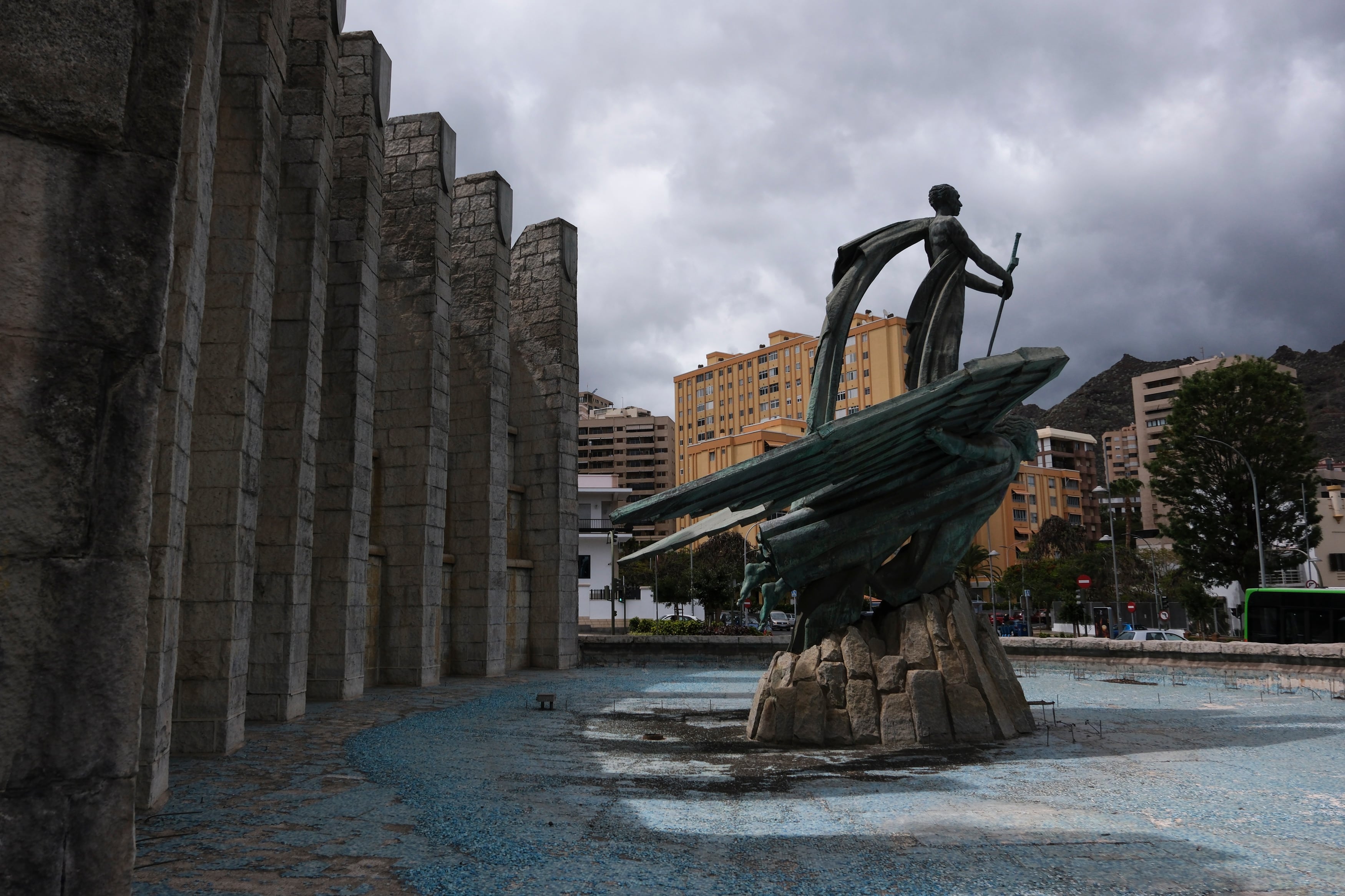 GRAFCAN9214. SANTA CRUZ DE TENERIFE (ESPAÑA), 15/05/2024.- El monumento a los Caídos, erigido en honor a la dictadura de Francisco Franco, este miércoles. El Gobierno autonómico ha publicado este miércoles en el Boletín Oficial de Canarias (BOC) una resolución por la que da trámite de audiencia en el expediente de revocación del catálogo de símbolos, calles, monumentos y menciones franquistas que aprobó el anterior Ejecutivo en relación con Santa Cruz de Tenerife.EFE/Alberto Valdés
