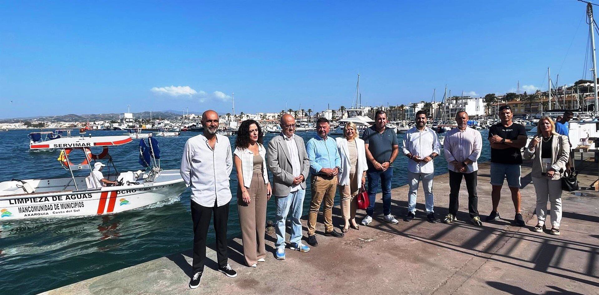 El presidente de la Mancomunidad Axarquía, Jorge Martín; el vicepresidente responsable de Turismo, Jesús Pérez Atencia, y el vocal de Playas, Juan García, han presentado el dispositivo junto a ediles de Vélez-Málaga, Torrox, Algarrobo y Nerja..
El presidente de la Mancomunidad de Municipios de la Costa del Sol Axarquía, Jorge Martín; el vicepresidente responsable del área de Turismo, Jesús Pérez Atencia, y el vocal de Playas, Juan García, han presentado esta mañana el inicio del servicio de limpieza de aguas superficiales de baño del litoral axárquico para este verano, en el que participan una decena de embarcaciones