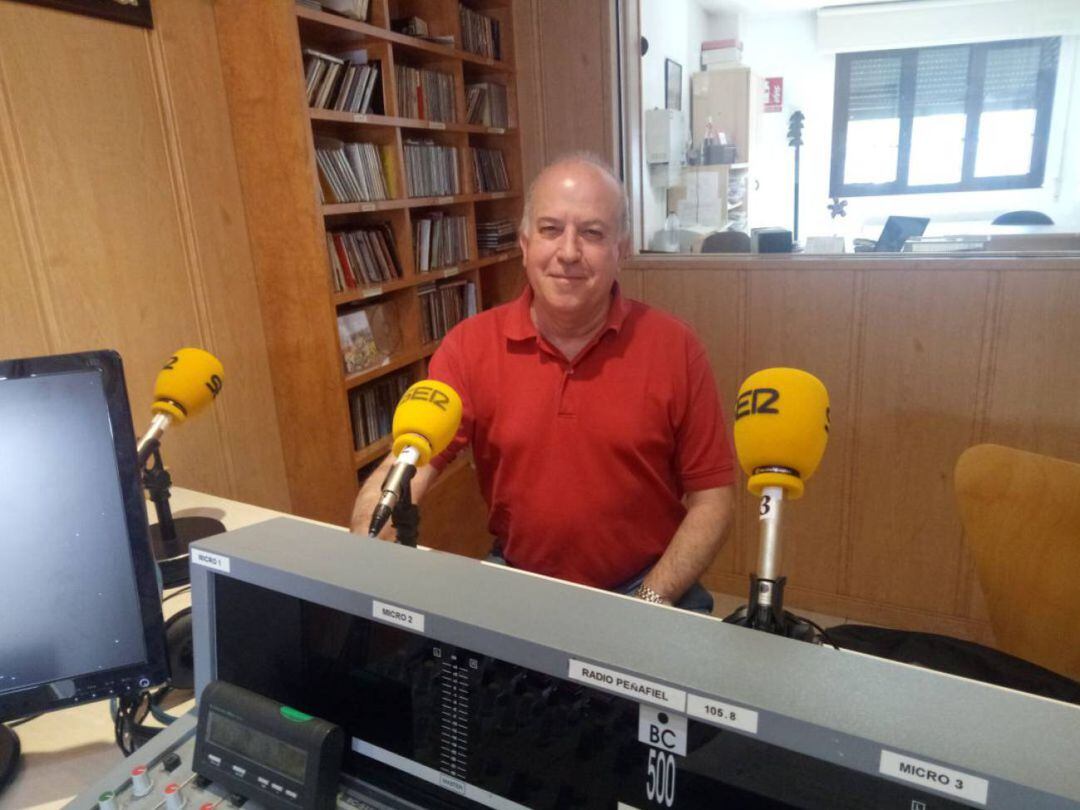 El alcalde de Peñafiel, Elías Arranz, en los estudios de Radio Peñafiel - Caddena SER.