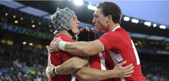 El jugador galés Johnathan Davies (i), celebra junto a sus compañeros tras marcar durante el primer encuentro de los cuartos de final del Mundial de Rugby de Nueva Zelanda 2011, entre las selecciones de Irlanda- Gales