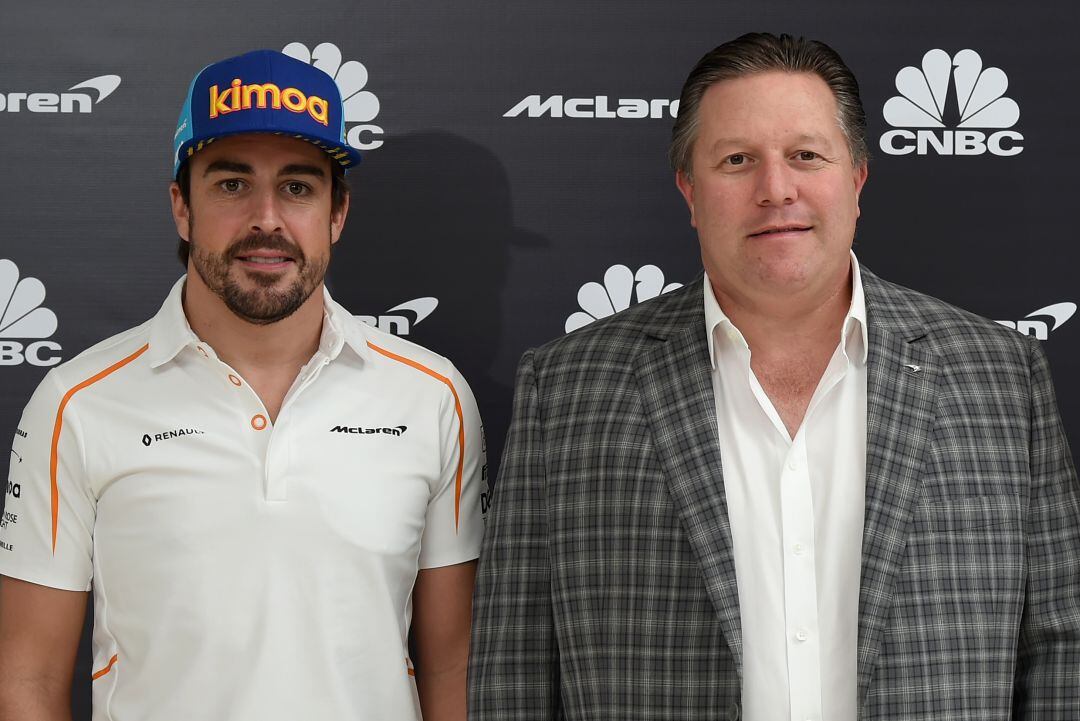 Fernando Alonso y Zak Brown en el GP de Abu Dhabi 2018. 