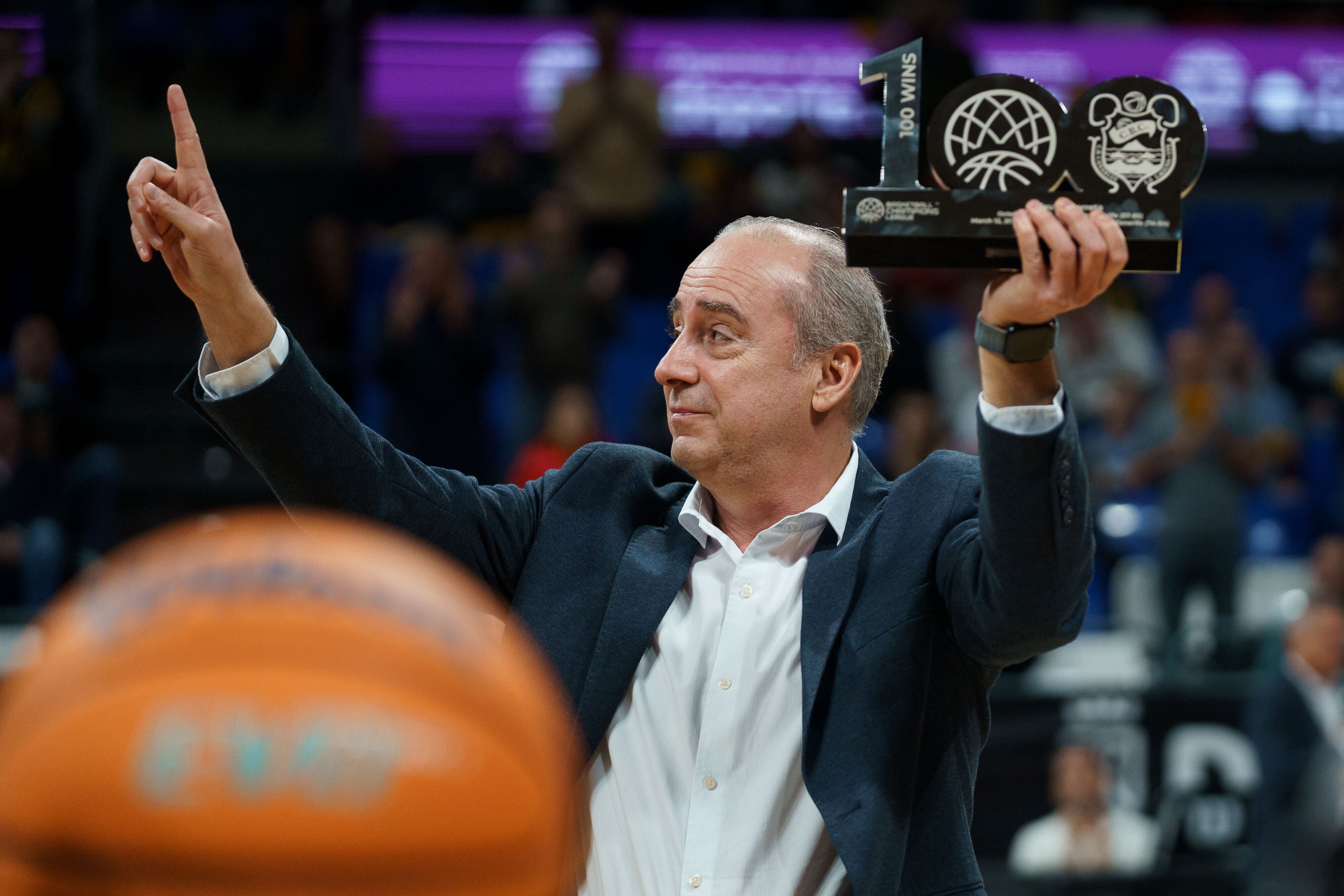 GRAFCAN6320. LA LAGUNA (TENERIFE), 25/03/2025.- El técnico de La Laguna Tenerife, Txus Vidorreta, recibió este martes, en los prolegómenos del encuentro ante el BaxiI Manresa, un reconocimiento especial por parte de la Basketball Champions League (BCL), por haber sido el primer entrenador en sumar 100 victorias en la historia del torneo, todas ellas al frente del banquillo aurinegro. EFE/Ramón de la Rocha
