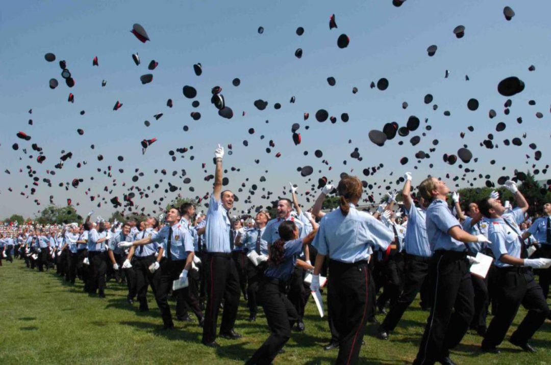 Agents acabats de graduar en la tradicional tirada de gorra
