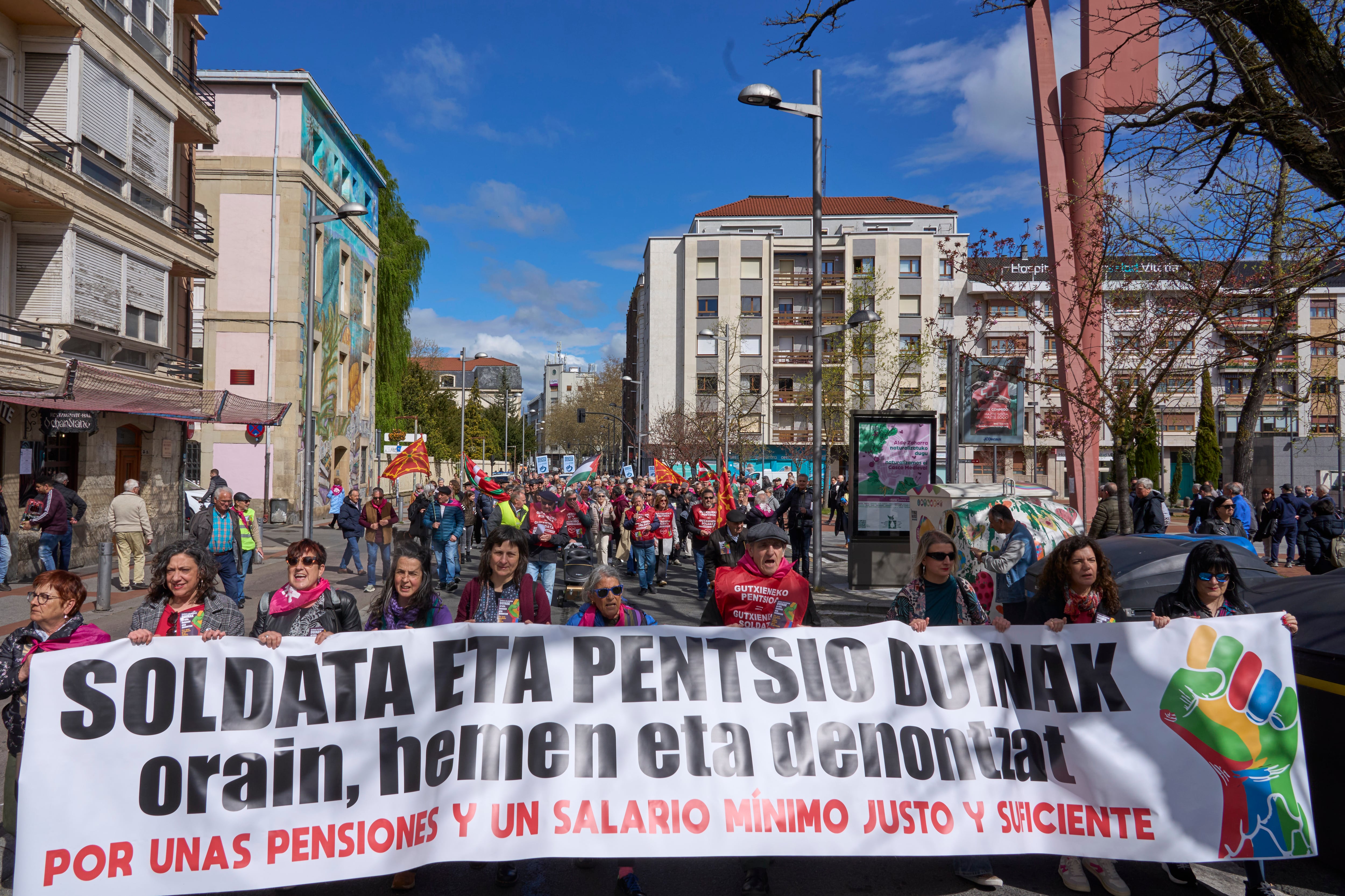 VITORIA, 05/04/2025.- El Movimiento de Pensionistas de Euskal Herria convoca una manifestación en Vitoria para reivindicar salarios y pensiones mínimas justas y dignas. EFE / L. Rico
