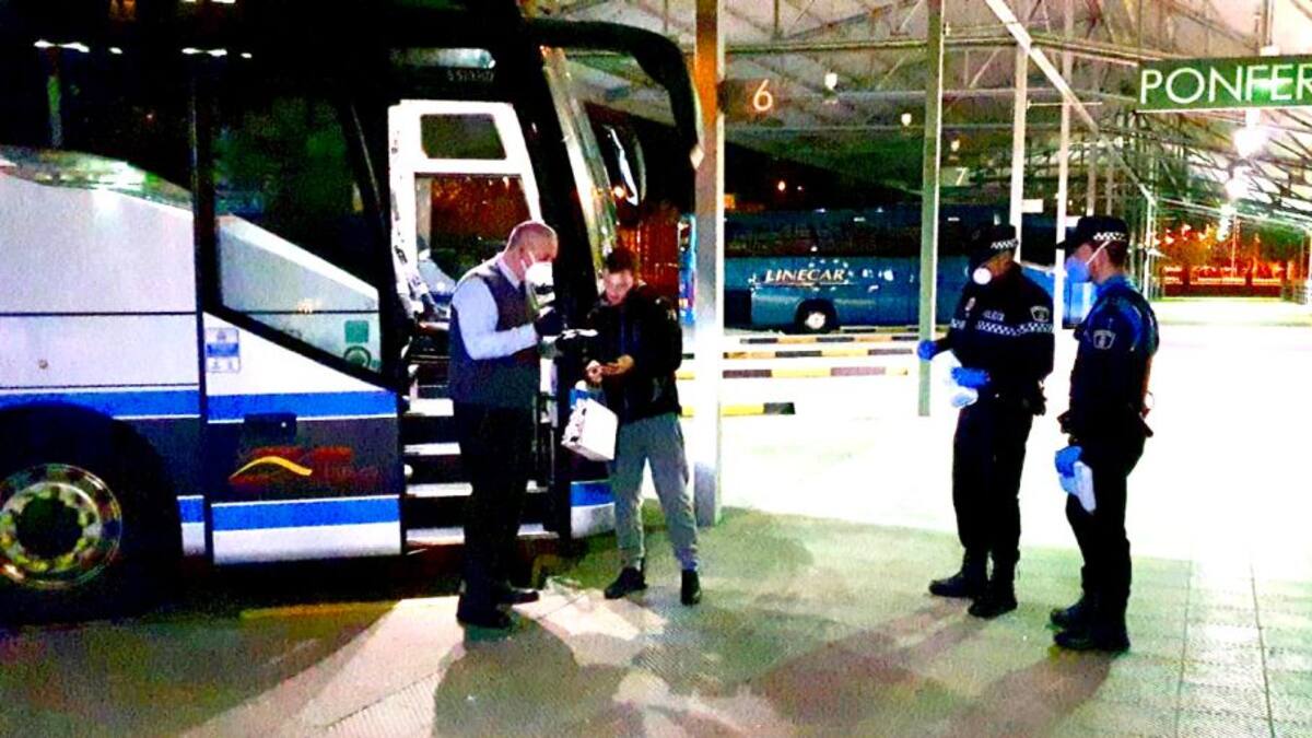 La policía municipal entrega en Ponferrada las primeras mascarillas para usuarios del transporte