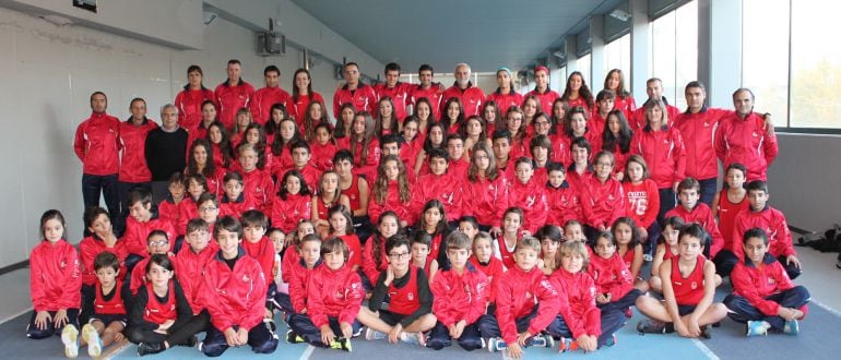 Atletas del Club Ourense, posando con sus entrenadores y presidente, en el inicio de una nueva temporada