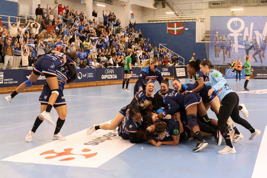 Las jugadoras del Bera Bera celebran el triunfo contra el lublin.