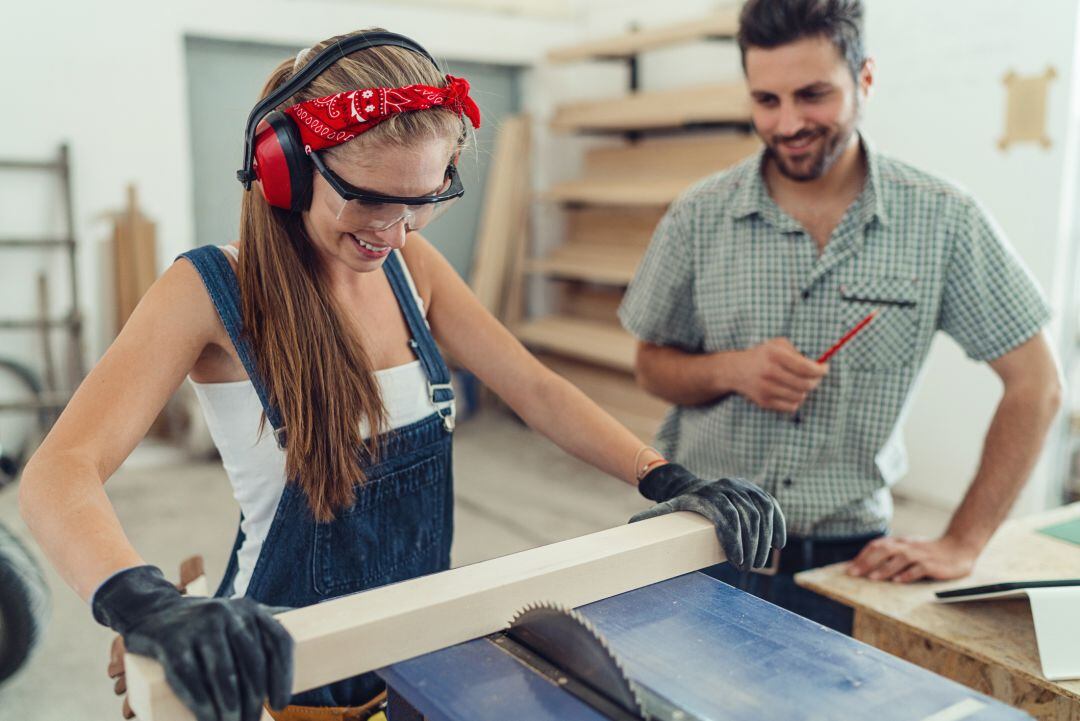 Aprendiendo a manejar la sierra eléctrica.