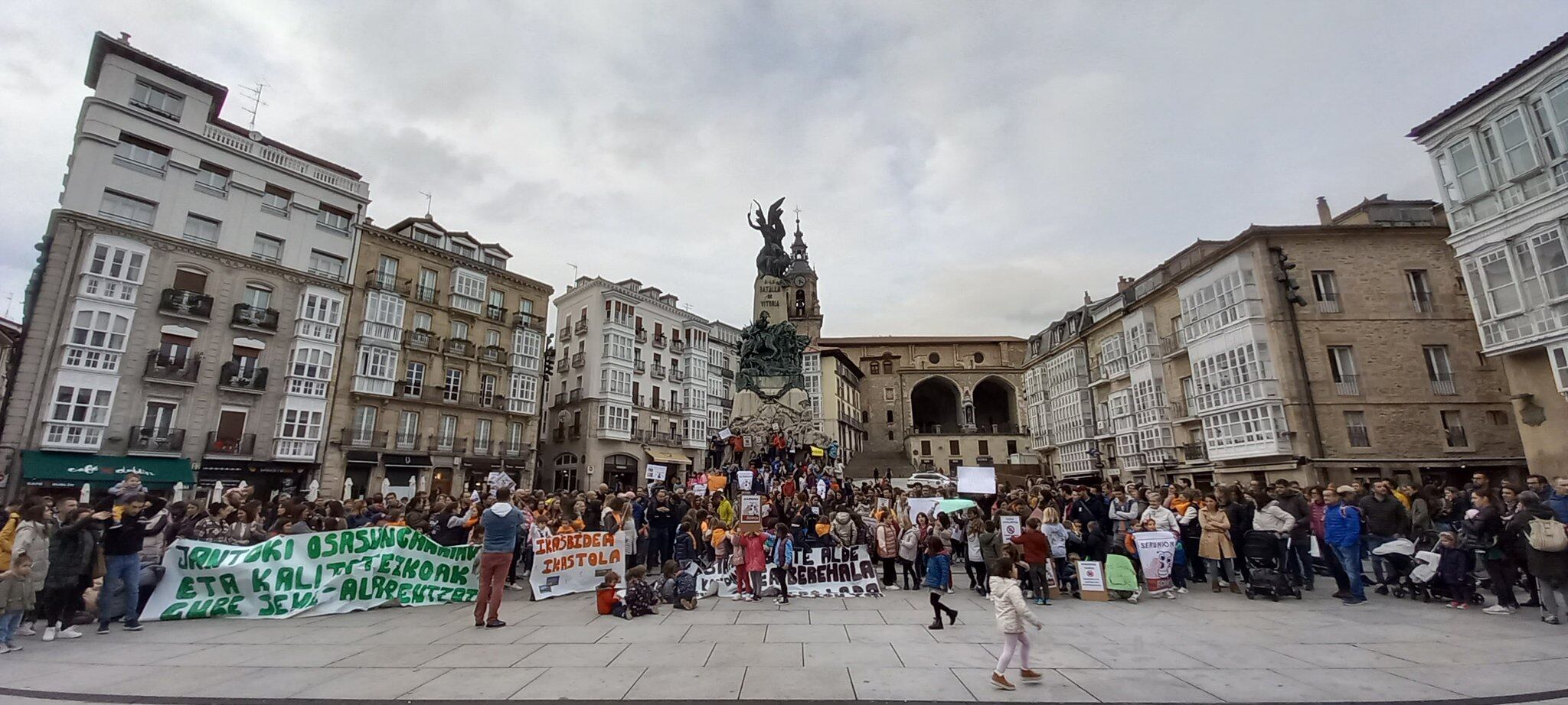 Protesta de alumnado y AMPA de Ikasbidea por la comida del jantoki