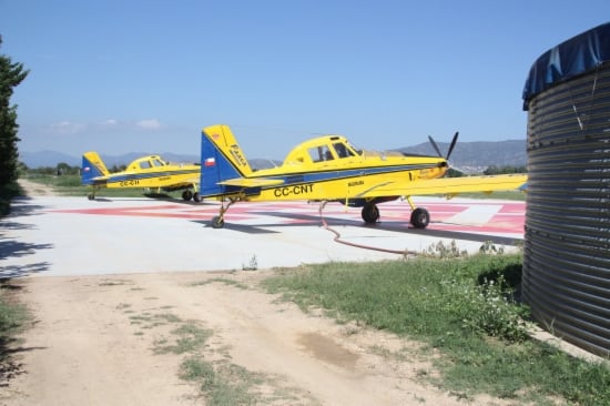 L&#039;avioneta (al davant de tot) de l&#039;accident d&#039;aquest dilluns a l&#039;aeròdrom d&#039;Empuriabrava (Alt Empordà) que ha acabat amb una persona ferida en estat crític per una descàrrega d&#039;aigua