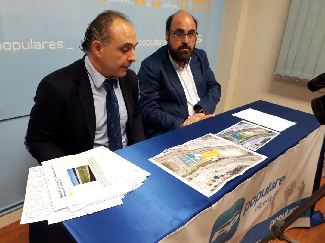 El responsable del área de deportes en el Ayuntamiento de Aranda, Emilio Berzosa (i) y su compañero y concejal popular, Máximo González.