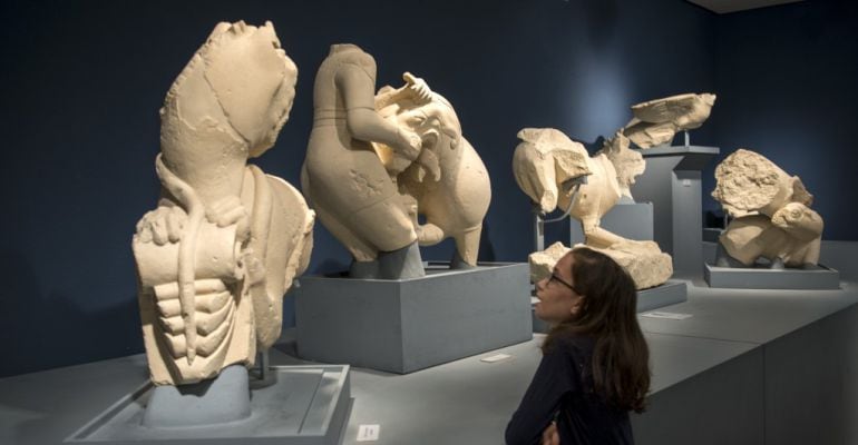 Una niña observa una de las piezas de la sala de Cerrillo Blanco del Museo de Jaén.