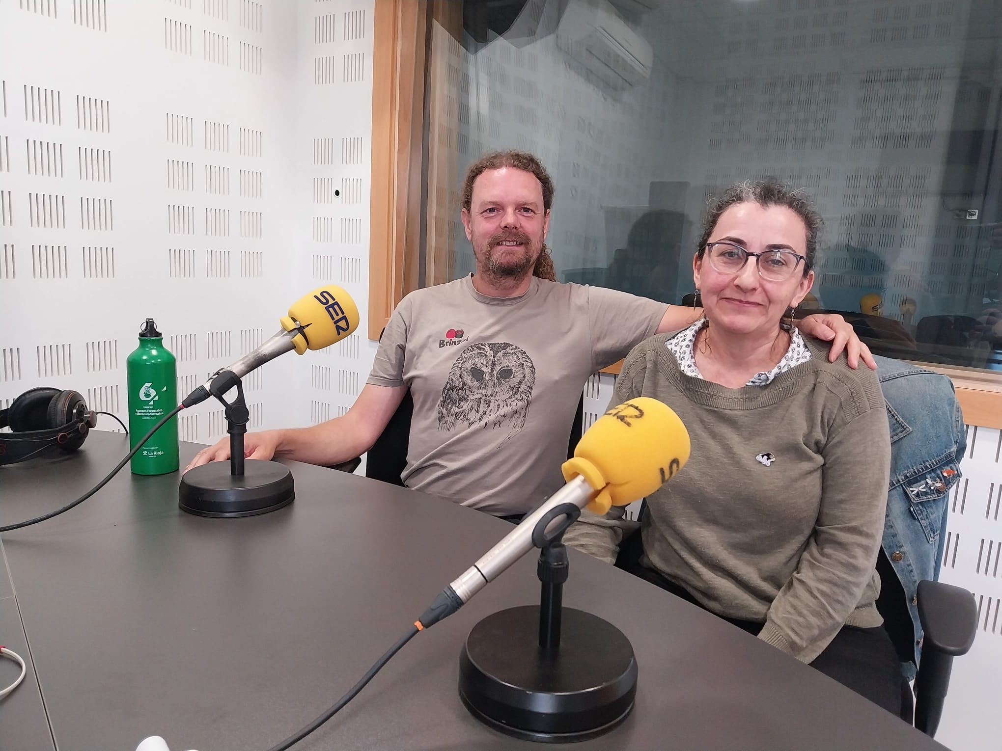 Los biólogos Arantza Leal y Carlos Ponce, de la asociación ‘Halcones Urbanos’,  en los estudios de Cadena SER Madrid Sur