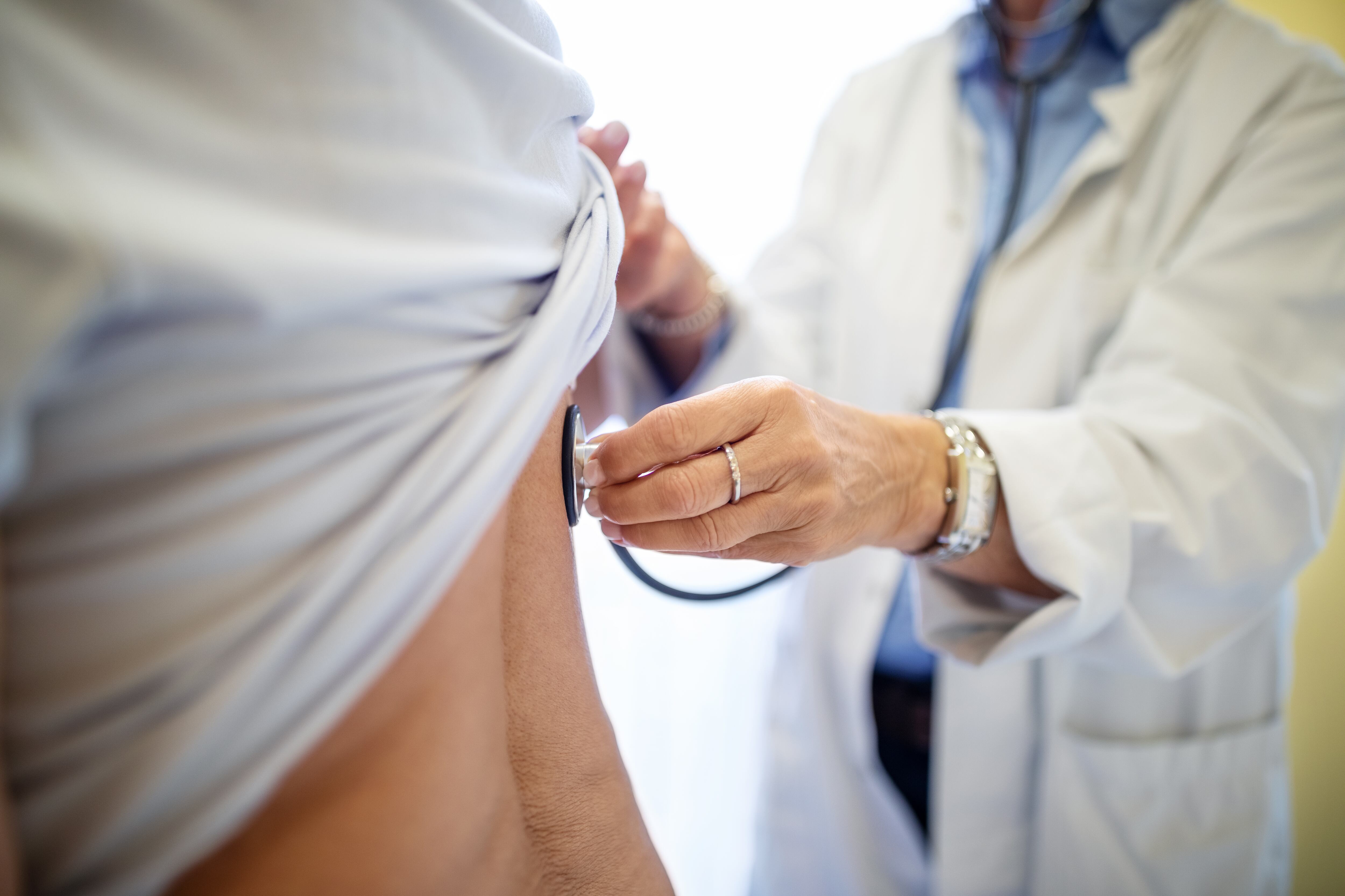 Una doctora examina a un paciente en la consulta.