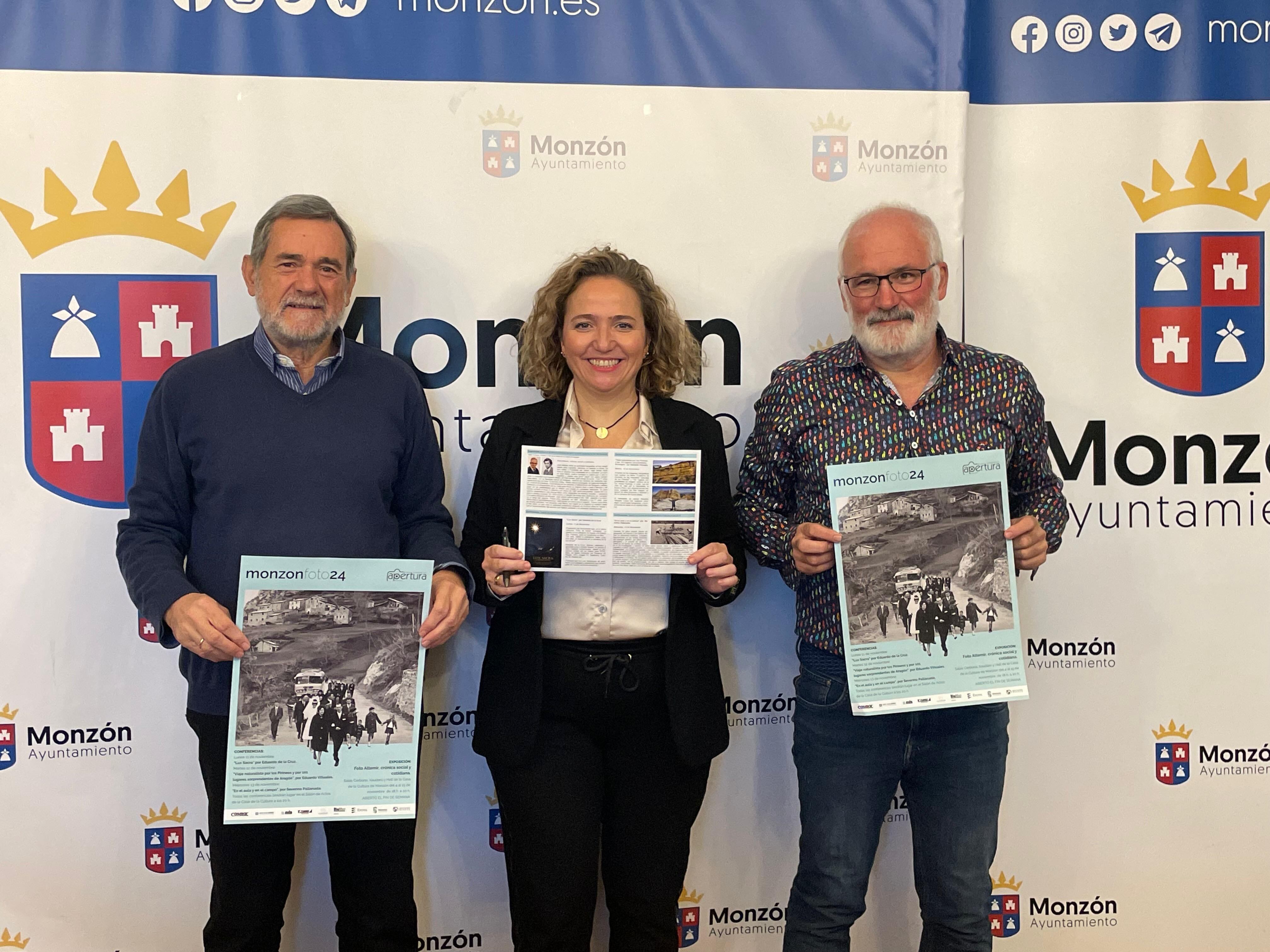 La concejal de cultura, Marta Montaner con José Antonio Cubero, y Jesús Ginestra. Foto: Ayuntamiento de Monzón