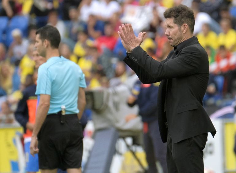 Simeone durante el partido contra Las Palmas