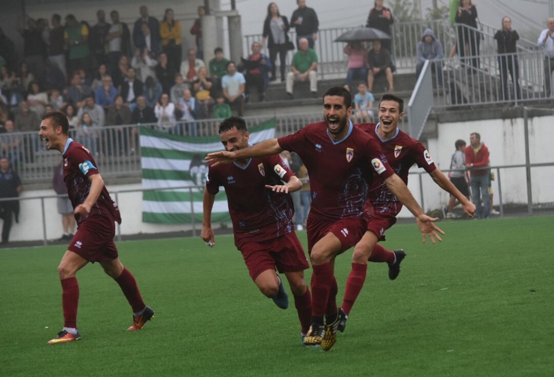 Álvaro Casas celebra el primer gol perseguido por sus compañeros